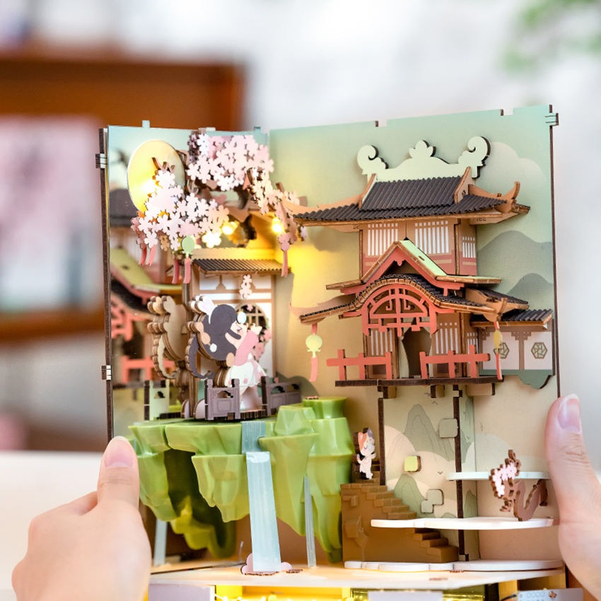 Robotime Rolife Contacto Obtenga un 25% de descuento en rompecabezas de madera 3D TGB05 Falling Sakura Book Nook Casa de muñecas en miniatura para bricolaje