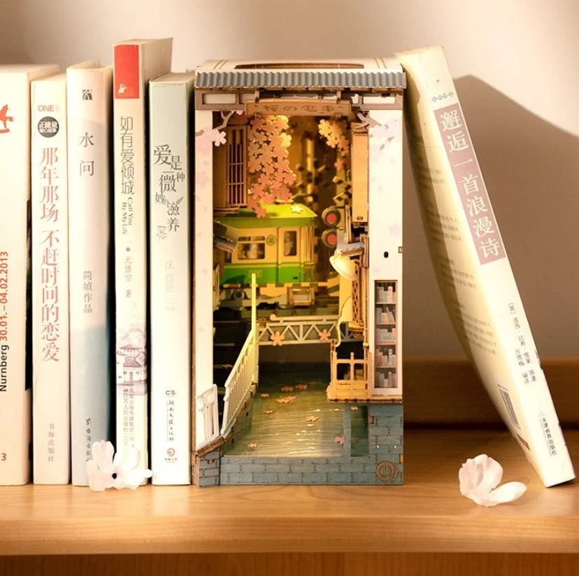 Robotime Rolife 3D Maison Miniature en Bois DIY Book Nook TGB01 Sakura Densya Assembler Jouets Serre-livres pour Dropshipping