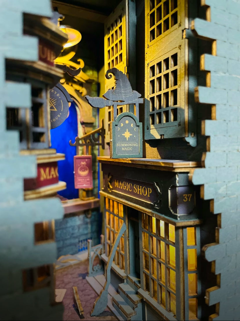 Robotime Rolife Jouets en gros Puzzles en bois 3D TGB03 Magic House Book Nook Kit de maison miniature à monter soi-même