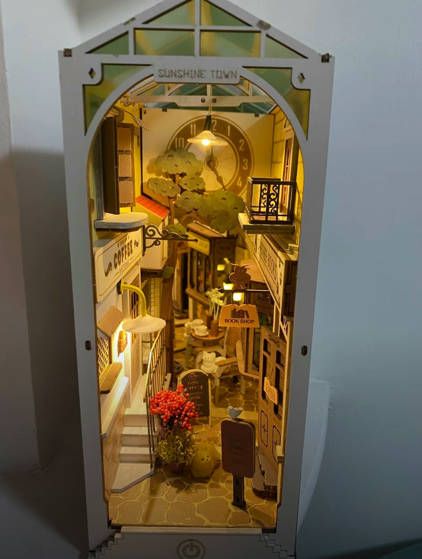 Juguetes para armar Robotime Rolife, rompecabezas de madera en 3D TGB02 Sunshine Town Book Nook, casa en miniatura para armar