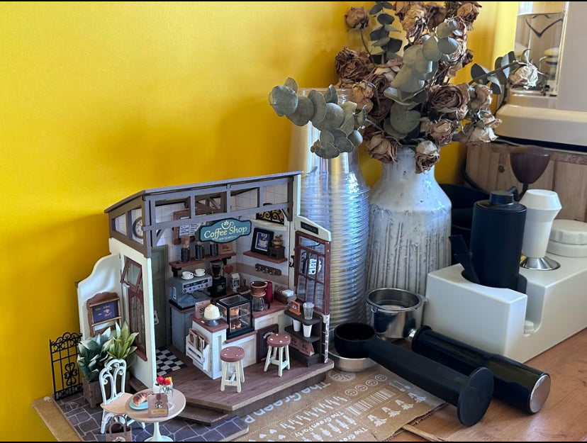 Robotime Rolife No.17 Café Kit de maison miniature pour enfants et adultes Maison de poupée 3D en bois à monter soi-même Jouets de construction Décoration de la maison